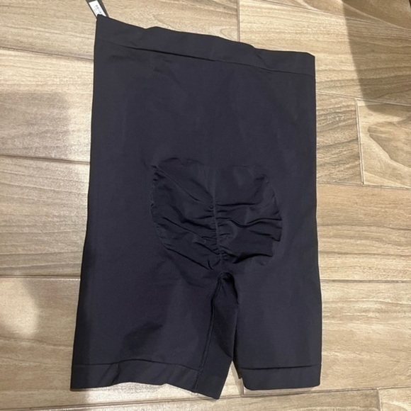 Skims Sculpting Shorts Mid Thigh - Picture 2 of 5